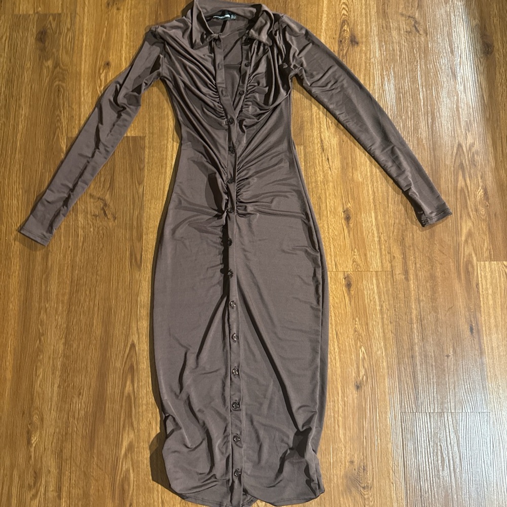 PrettyLittleThing Chocolate Brown Ruched Button-Front Midi Dress